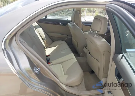 2010 Mercedes-Benz C 300 Luxury 4Matic z USA, uszkodzony, nr VIN WDDGF8BB9AF414361